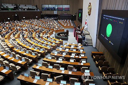 '대장동 50억 클럽' 특검법 국회 통과(서울=연합뉴스) 이정훈 기자 = 28일 국회 본회의에서 '대장동 50억 클럽' 특검법이 통과되고 있다. 국민의힘은 표결 전 퇴장했다. 2023.12.28 uwg806@yna.co.kr