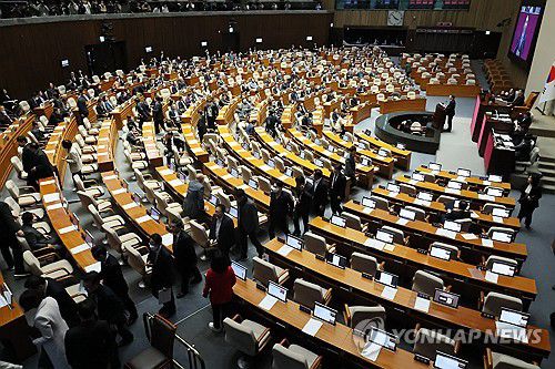퇴장하는 국민의힘(서울=연합뉴스) 이정훈 기자 = 국민의힘 의원들이 28일 국회 본회의에서 '대장동 50억 클럽' 특검법 표결 전 퇴장하고 있다. 2023.12.28 uwg806@yna.co.kr