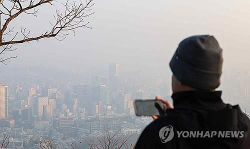 미세먼지로 뿌연 도심[연합뉴스 자료사진]