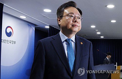 '의대 정원' 2025년부터 단계적 확대 발표 밝힌 복지부 장관(서울=연합뉴스) 황광모 기자 = 조규홍 보건복지부 장관이 26일 오전 서울 종로구 정부서울청사에서 열린 지역 및 필수 의료 혁신 이행을 위한 추진계획 관련 브리핑을 마친 뒤 회견장을 떠나고 있다.     이날 발표에서 정부는 애초 밝혔던 대로 2025학년도부터 의대 정원을 증원하되, 대학의 사정에 따라서는 2026학년도 이후 단계적으로 정원을 늘리는 방안을 발표했다. 2023.10.26 hkmpooh@yna.co.kr