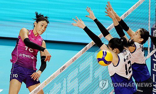 김연경 강력한 스파이크(인천=연합뉴스) 김상연 기자 = 12일 인천 삼산월드체육관에서 열린 여자프로배구 흥국생명 핑크스파이더스와 현대건설 힐스테이트의 경기. 1세트 흥국생명 김연경이 스파이크하고 있다. 2023.11.12 goodluck@yna.co.kr