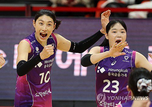 환호하는 김연경(광주=연합뉴스) 조남수 기자 = 1일 광주 서구 페퍼스타디움에서 열린 프로배구 V리그 여자부 페퍼저축은행과 흥국생명의 경기에서 흥국생명 김연경이 득점을 하고 기뻐하고 있다. 2023.12.1 iso64@yna.co.kr