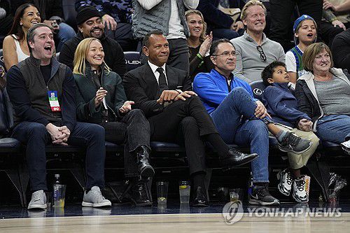 미네소타와 LA 레이커스의 경기를 관전하는 로드리게스(왼쪽에서 세 번째)[AP=연합뉴스]