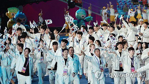 태극기 흔들며 인사하는 대한민국 선수단(항저우=연합뉴스) 홍해인 기자 = 23일 오후 중국 항저우 올림픽 스포츠센터 스타디움에서 열린 2022 항저우 아시안게임 개회식에서 대한민국 선수단이 입장 뒤 자리로 향하고 있다. 2023.9.23 hihong@yna.co.kr