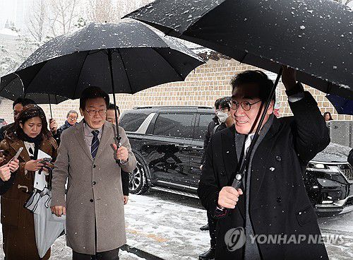 이동하는 이재명-이낙연(서울=연합뉴스) 윤동진 기자 = 더불어민주당 이재명 대표와 이낙연 전 대표가 30일 오전 서울 중구의 한 식당 앞에서 만나 회동 장소로 이동하고 있다. 2023.12.30 [공동취재] photo@yna.co.kr