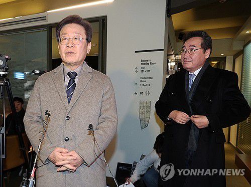 입장 밝히는 이재명 대표(서울=연합뉴스) 윤동진 기자 = 더불어민주당 이재명 대표가 30일 오전 서울 중구의 한 식당에서 이낙연 전 대표와 회동을 마친 후 입장을 밝히고 있다. 2023.12.30 [공동취재] photo@yna.co.kr