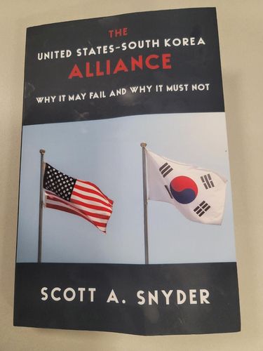 한미동맹 강화 제언 담은 美전문가 신간[촬영 조준형] 스콧 스나이더 미국외교협회(CFR) 선임 연구원이 12월초 발간한 저서 '한미동맹: 왜 실패할 수 있으며, 왜 실패해서는 안 되는가'(컬럼비아대 출판사·318쪽).