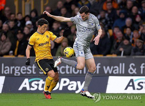 볼을 다투는 황희찬[로이터=연합뉴스]