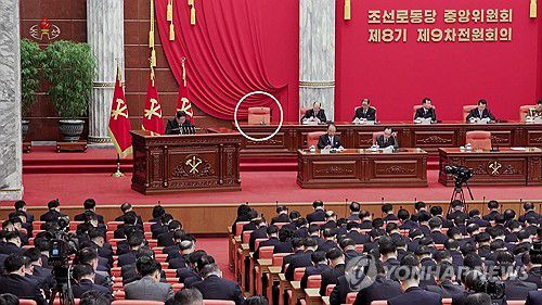 김정은, 전원회의서 '2024년도 투쟁과업' 제시(서울=연합뉴스) 북한 김정은 국무위원장이 노동당 제8기 제9차 전원회의 2일차인 27일 회의에서 "2024년도 투쟁 방향에 대한 강령적인 결론을 했다"고 조선중앙TV가 28일 보도했다. 회의에는 정치국 위원 8명 중 리일환을 제외한 (뒷줄 왼쪽부터)박정근, 박태성, 오수용, 김재룡, 강순남, 정경택, 리영길이 참석했다. [조선중앙TV 화면] 2023.12.28      [국내에서만 사용가능. 재배포 금지. For Use Only in the Republic of Korea. No Redistribution] nkphoto@yna.co.kr