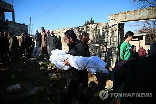 시리아 내전 중 공습 사망자의 시신 옮기는 사람[EPA=연합뉴스 자료사진]