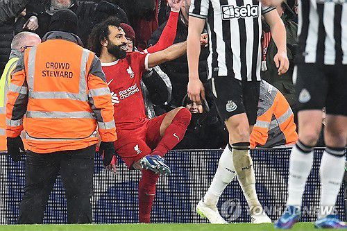독특한 자세로 골세리머니를 펼치는 살라흐[AFP=연합뉴스]