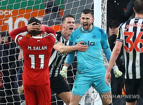 페널티킥 실축을 아쉬워하는 살라흐[로이터=연합뉴스]