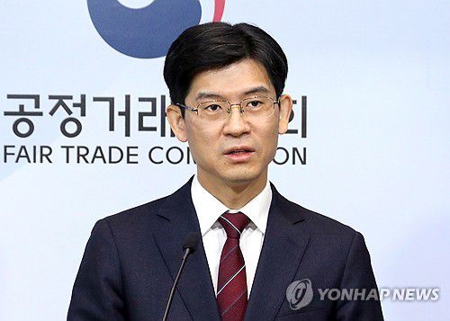 공정위, ㈜넥슨코리아의 확률형 아이템 판매 관련 제재(세종=연합뉴스) 배재만 기자 = 김정기 공정거래위원회 시장감시국장이 3일 오전 정부세종청사 공정거래위원회 브리핑룸에서 온라인 게임 서비스 업체인 ㈜넥슨코리아가 온라인 PC 게임인 '메이플스토리' 및 '버블 파이터' 내에서 판매하는 '확률형 아이템'의 확률을 소비자에게 불리하게 변경하고도 알리지 않고 거짓으로 알린 행위에 대해 시정명령과 과징금 116억원(잠정)을 부과하기로 결정했다고 밝히고 있다. 2024.1.3 scoop@yna.co.kr
