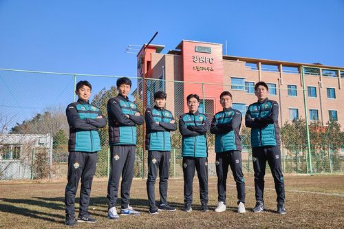 윤정환 감독과 강원FC 코치진[강원FC 제공. 재판매 및 DB금지]