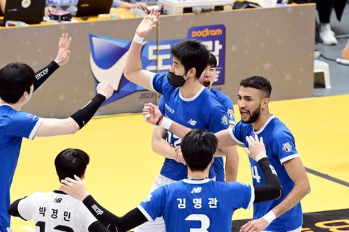 기뻐하는 현대캐피탈 선수들(서울=연합뉴스) 현대캐피탈 선수들이 4일 의정부체육관에서 열린 프로배구 남자부 KB손해보험과의 방문 경기에서 득점한 뒤, 기뻐하고 있다. [한국배구연맹 제공, 재판매 및 DB금지]