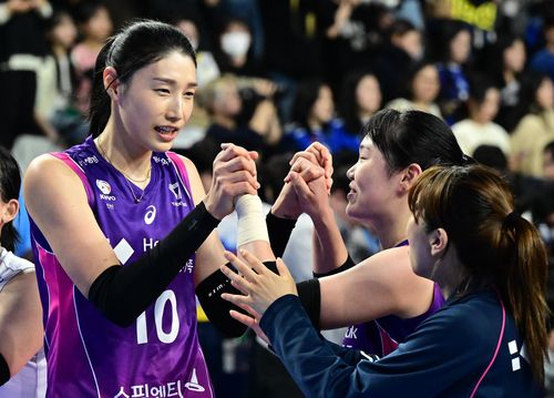 손 마주치는 김연경(왼쪽)과 이원정[한국배구연맹 제공. 재판매 및 DB금지]