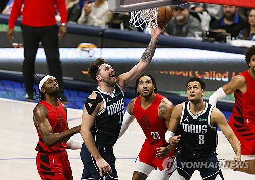 레이업하는 댈러스의 루카 돈치치(77번)[EPA=연합뉴스]