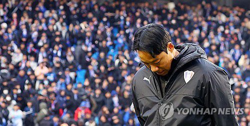 고개 숙인 염기훈 감독 대행(수원=연합뉴스) 김도훈 기자 = 2일 경기도 수원월드컵경기장에서 열린 프로축구 하나원큐 K리그1 2023 마지막 38라운드 수원 삼성과 강원FC 경기에서 0-0 무승부를 거두며 2부 리그 강등이 확정된 수원 삼성 염기훈 감독 대행이 고개를 숙인 채 경기장을 나서고 있다. 2023.12.2 superdoo82@yna.co.kr