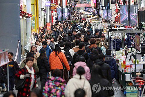 연말 맞아 명동거리 가득 메운 시민들(서울=연합뉴스) 서대연 기자 = 2023년의 마지막 날인 31일 오후 서울 중구 명동 거리가 송년 인파로 북적이고 있다. 2023.12.31 dwise@yna.co.kr