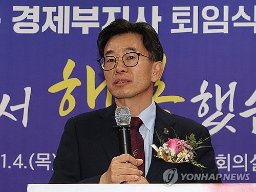 김병규 경남도 경제부지사 퇴임(창원=연합뉴스) 김병규 경남도 경제부지사가 4일 퇴임했다. 그는 4월 10일 치러지는 22대 총선 진주 출마를 예고했다. 2024.1.4 [경남도 제공. 재판매 및 DB 금지] seaman@yna.co.kr