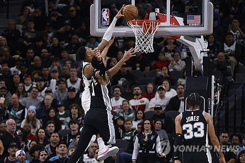 야니스 아데토쿤보와 빅토르 웸반야마[EPA=연합뉴스]