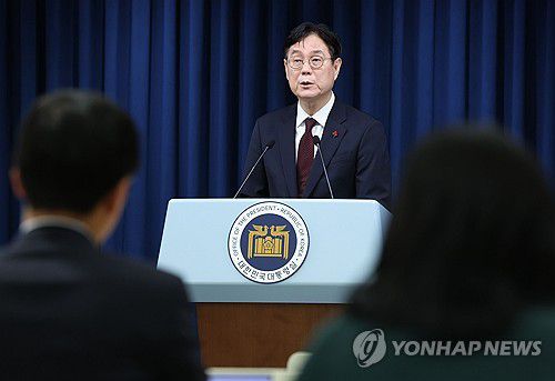 윤 대통령, '쌍특검법' 국회에 재의 요구(서울=연합뉴스) 진성철 기자 = 이관섭 대통령 비서실장이 5일 오전 서울 용산 대통령실 청사에서 더불어민주당 주도로 국회를 통과한 이른바 '쌍특검법'의 윤석열 대통령 거부권 행사 관련 브리핑을 하고 있다. 2024.1.5 [대통령실통신사진기자단] zjin@yna.co.kr