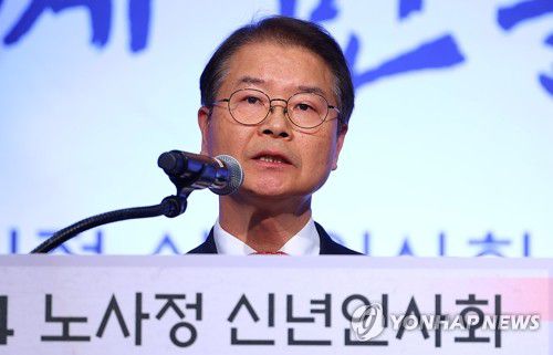 노사정 신년인사회, 인사말 하는 이정식 장관(서울=연합뉴스) 김도훈 기자 = 이정식 고용노동부 장관이 5일 오후 서울 중구 서울중앙우체국에서 열린 노사정 신년인사회에서 인사말을 하고 있다. 2024.1.5 superdoo82@yna.co.kr