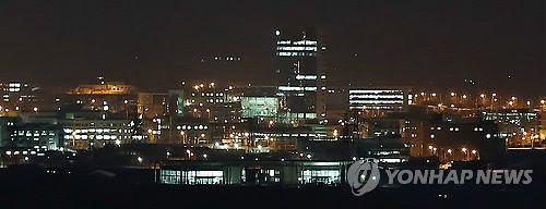 개성공단의 야경 모습(파주=연합뉴스) 홍해인 기자 = 경기도 파주시 도라전망대에서 바라본 개성공단의 야경. 2013.12.29