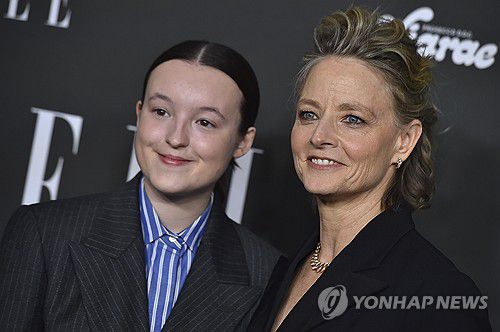 작년 12월 '엘르 할리우드 여성' 행사에 참석한 벨라 램지(왼쪽)와 조디 포스터 [AP=연합뉴스]