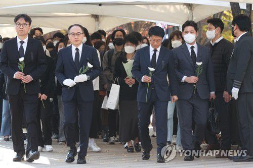 합동분향소 찾은 이원석 검찰총장(서울=연합뉴스) 신현우 기자 = 이원석 검찰총장이 2022년 10월 31일 서울광장에 마련된 이태원 사고 사망자 합동분향소를 방문, 헌화하기 위해 이동하는 모습 [연합뉴스 자료사진]