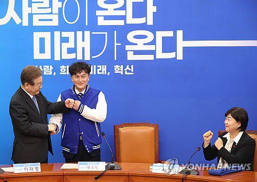 민주당의 주먹다짐(서울=연합뉴스) 신준희 기자 = 18일 국회에서 열린 더불어민주당 인재영입식에서 이재명 대표가 세번째 영입 인재인 류삼영 전 총경에게 당 점퍼를 입혀주고 사진촬영을 하고 있다. 2023.12.18 hama@yna.co.kr