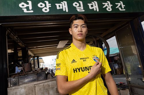 울산 울주군 매일대장간에서 입단 기념 사진 찍은 문현호[울산 HD FC 제공. 재판매 및 DB 금지]