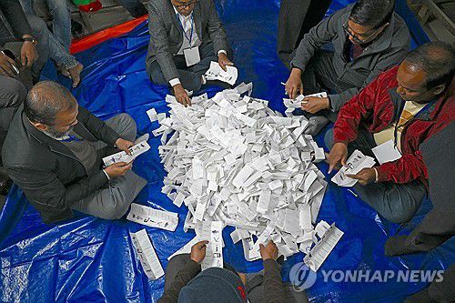 방글라데시 총선(다카 AFP=연합뉴스) 7일(현지시간) 방글라데시 수도 다카의 한 투표소에서 선거관리위원회 요원들이 개표 작업을 하고 있다. 2024.01.08 photo@yna.co.kr