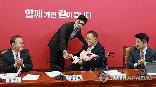 '이상민 의원을 환영합니다'(서울=연합뉴스) 한종찬 기자 = 국민의힘 한동훈 비상대책위원장이 8일 국회에서 열린 비상대책위위원회 회의에서 국민의힘에 새로 입당한 이상민 의원에게 환영 꽃다발을 전달하고 있다. 2024.1.8 saba@yna.co.kr