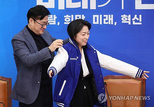 민주당 인재영입 6호에 황정아 한국천문연구원 책임연구원(서울=연합뉴스) 이정훈 기자 = 더불어민주당 홍익표 원내대표가 8일 오전 국회에서 열린 영입인재 환영식에서 황정아 한국천문연구원 책임연구원에게 점퍼를 입혀주고 있다. 2024.1.8 uwg806@yna.co.kr