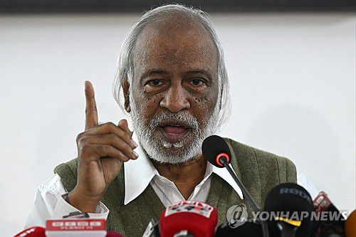 8일 기자회견 하는 방글라데시 제1야당 BNP 지도자 압둘 모인 칸[AFP 연합뉴스 자료사진. 재판매 및 DB 금지]