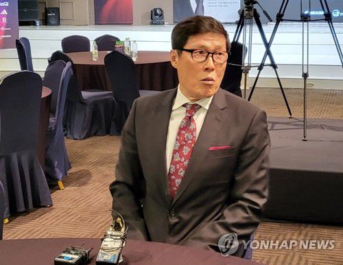 인터뷰하는 차범근 전 축구 대표팀 감독[연합뉴스 자료사진]