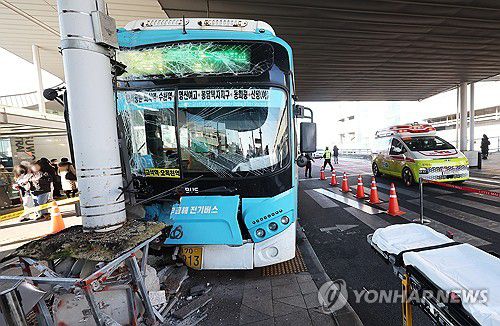 수원역 버스환승센터 사고, 다수 사상자 발생(수원=연합뉴스) 홍기원 기자 = 22일 오후 시내버스가 시민 다수를 치는 사고가 발생한 경기도 수원시 수원역 버스환승센터가 통제되고 있다. 2023.12.22 xanadu@yna.co.kr