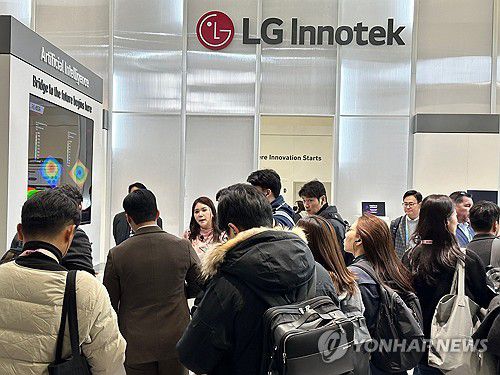 LG이노텍, CES 2024 프리 부스 투어(서울=연합뉴스) LG이노텍이 CES 2024 개막일 하루 전인 8일(현지시간) 국내 기자단을 대상으로 프리 부스투어(Pre-Booth tour)를 진행하고 있다. 2024.1.9 [LG이노텍 제공. 재판매 및 DB 금지] photo@yna.co.kr