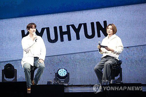 규현 EP '리스타트' 발매 쇼케이스(서울=연합뉴스) 진연수 기자 = 가수 규현(왼쪽)과 이특이 9일 오후 서울 용산구 블루스퀘어에서 열린 EP '리스타트(Restart)' 발매 쇼케이스에서 토크를 하고 있다. 2024.1.9 jin90@yna.co.kr