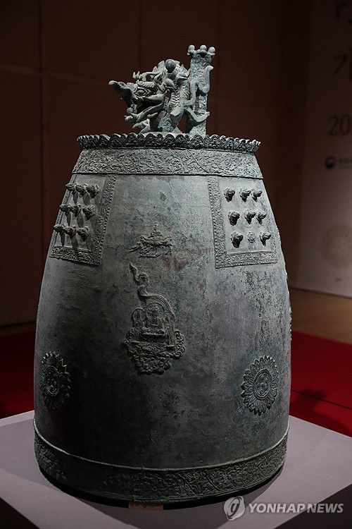 국보로 지정된 내소사 고려동종(부안=연합뉴스) 정경재 기자 = 문화재청은 9일 전북 부안군 내소사 대웅보전에서 '내소사 고려동종' 국보 지정식을 개최했다. 사진은 국보로 지정된 내소사 동종. 2024.1.9 jaya@yna.co.kr