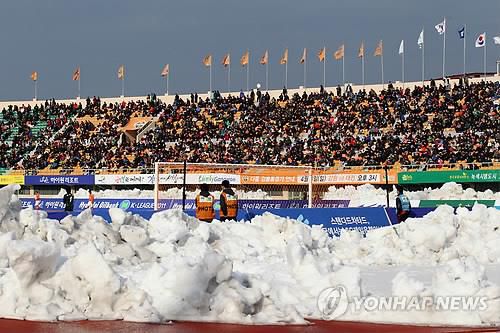 2011년 K리그 개막전에 쌓인 눈[연합뉴스 자료사진. 재판매 및 DB금지]