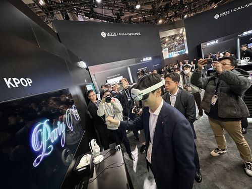 가상현실 체험하는 신유열 롯데지주 전무(라스베이거스=연합뉴스) 오규진 기자 = 신동빈 롯데그룹 회장의 장남인 신유열 롯데지주 미래성장실장이 세계 최대 가전·정보기술(IT) 전시회 CES 2024가 막을 올린 9일(현지시간) 미국 라스베이거스 컨벤션센터(LVCC) 센트럴홀 롯데정보통신 부스를 방문해 메타버스 플랫폼 '칼리버스'를 체험하고 있다. 2023. 1. 10 acdc@yna.co.kr