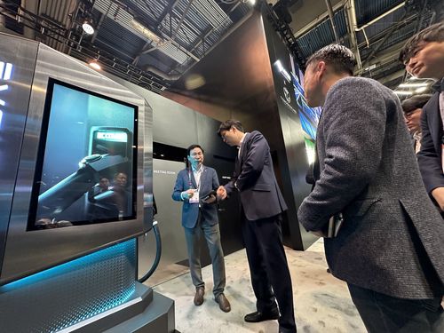 전기차 충전기 '이브이시스' 둘러보는 신유열 롯데지주 전무(라스베이거스=연합뉴스) 오규진 기자 = 신동빈 롯데그룹 회장의 장남인 신유열 롯데지주 미래성장실장이 세계 최대 가전·정보기술(IT) 전시회 CES 2024가 막을 올린 9일(현지시간) 미국 라스베이거스 컨벤션센터(LVCC) 센트럴홀 롯데정보통신 부스를 방문해 오영식 이브이시스 대표로부터 전기차 충전기 관련 설명을 듣고 있다. 2023. 1. 10 acdc@yna.co.kr