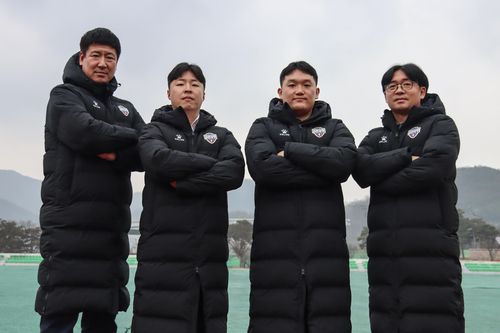 (왼쪽부터) 서동명 코치, 지성진 물리치료사, 송석화 전력분석관, 이문선 코치[김천상무 제공. 재판매 및 DB 금지]