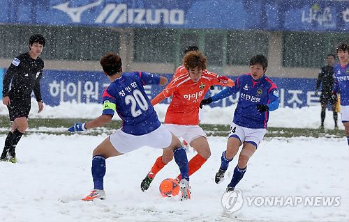 "비켜"…폭설 속 치열한 볼 다툼(강릉=연합뉴스) 유형재 기자 = 1일 폭설이 쏟아지는 가운데 눈 쌓인 강릉종합경기장에서 벌어진 현대오일뱅크 K리그 강원 FC와 인천 유나이티드와의 경기에서 강원의 백종환이 인천의 정인환과 구본상을 따돌리고 공격하고 있다. 2012.12.1     yoo21@yna.co.kr     http://blog.yonhapnews.co.kr/yoo21/