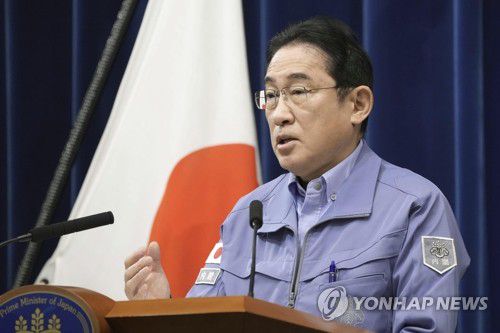 강진 관련 기자회견 하는 기시다 日 총리(도쿄 AP·교도=연합뉴스) 기시다 후미오 일본 총리가 2일 도쿄에서 기자회견을 열고 발언하고 있다. 전날 혼슈 중부 이시카와현 노토 반도에서 규모 7.6의 강진이 발생해 이날 오전까지 여진이 이어졌다. 2024.01.02 besthope@yna.co.kr