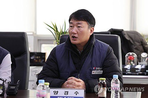 민주노총, 한국노총 예방(서울=연합뉴스) 임화영 기자 = 양경수 민주노총 위원장이 11기 집행부와 함께 10일 오전 서울 영등포구 한국노총을 방문해 상견례를 가진 뒤 열린 간담회에서 발언하고 있다. 2024.1.10 hwayoung7@yna.co.kr