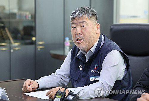 민주노총과 간담회서 발언하는 김동명 한국노총 위원장(서울=연합뉴스) 임화영 기자 = 김동명 한국노총 위원장이 10일 오전 서울 영등포구 한국노총을 방문한 양경수 민주노총 위원장 및 11기 집행부와 상견례를 가진 뒤 열린 간담회에서 발언하고 있다. 2024.1.10 hwayoung7@yna.co.kr