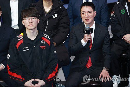 LCK 스프링 각오 밝히는 김정균 감독(서울=연합뉴스) 진연수 기자 = 10일 오후 서울 종로구 LCK아레나에서 열린 2024 리그 오브 레전드 챔피언스 코리아(LCK) 스프링 개막 미디어데이에서 T1팀 김정균 감독과 '페이커' 이상혁이 리그에 임하는 각오를 밝히고 있다. 2024.1.10 jin90@yna.co.kr